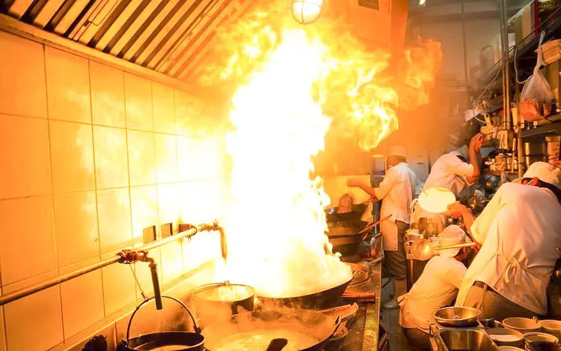 Riesgos por incendio o explosión en cocinas industriales con equipos a gas.